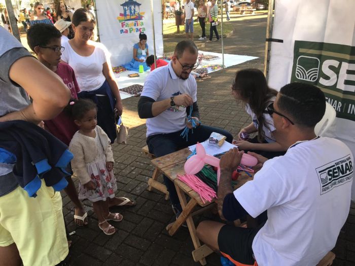 FAMÍLIA NA PRAÇA REÚNE CENTENAS DE PESSOAS.